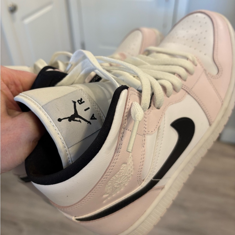 Jordan WMNS Air Jordan 1 Mid Light Violet, Black & White